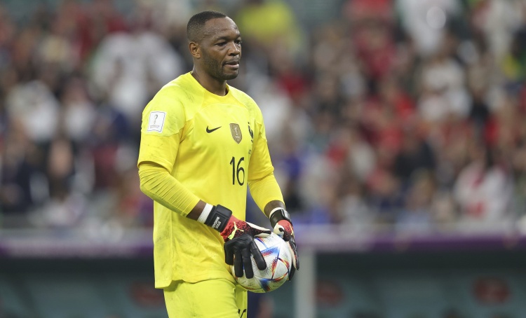 V站资讯-德尚领衔法国教练组致敬曼丹达：感谢你所做的一切，你是真正领袖