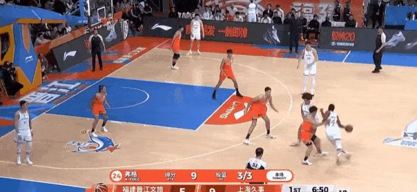 V站资讯-拦不住！弗格开局手感火热连中4记三分，包办上海全部12分